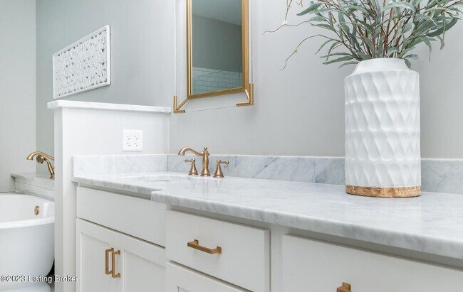 Building Photo - 10400 Meeting St