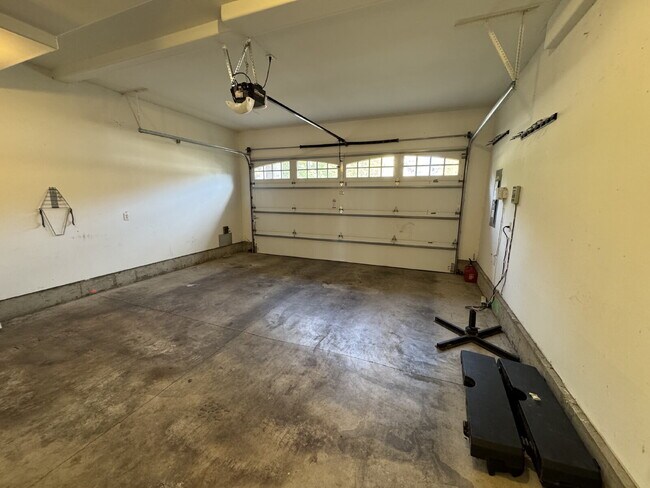 Building Photo - 4 Bedroom - 2 1/2 Bath Tualatin Home