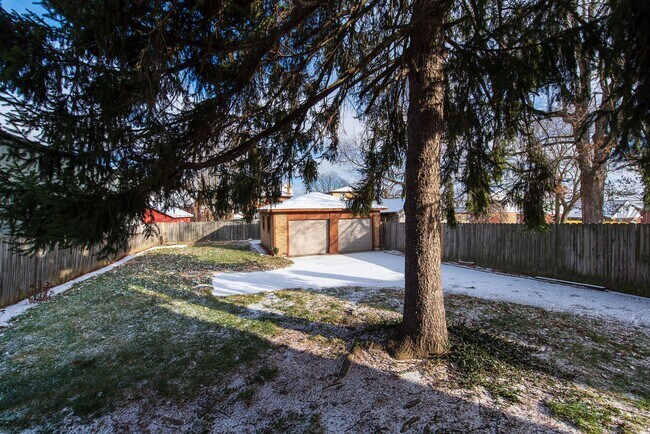 Building Photo - Beautifully updated Tudor style duplex. Upper unit. Large rooms. 2 balconies, private entry. Fenc...