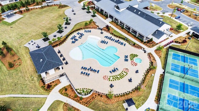 Building Photo - 2026 Lake Como Dr