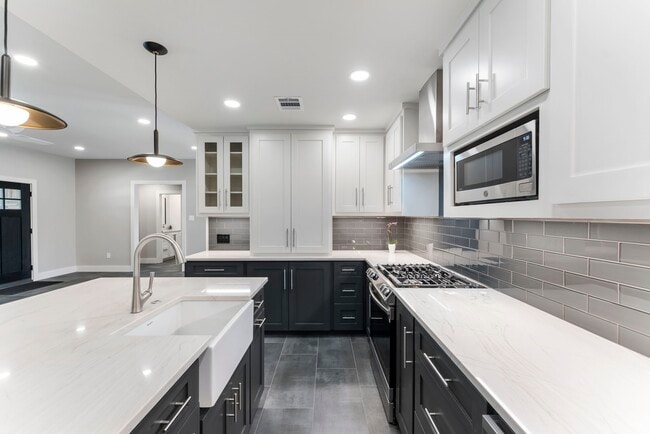 Building Photo - 2223 Hialeah Dr