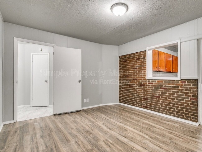 Building Photo - 409 E Hill Dr