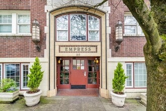 Building Photo - Cozy, updated 4th-floor studio in Nob Hill. Convenient location near all the hot spots
