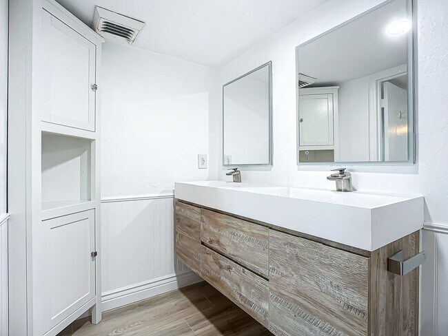 Building Photo - Stunning Penthouse Rental with Intracoasta...