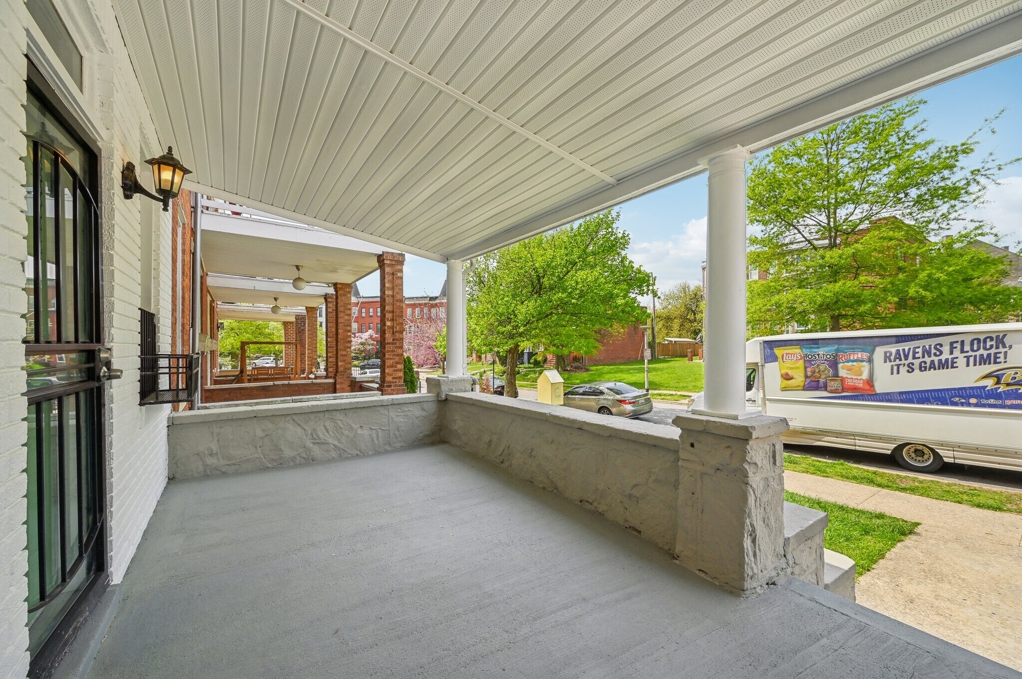 Front porch. - 2431 Linden Ave