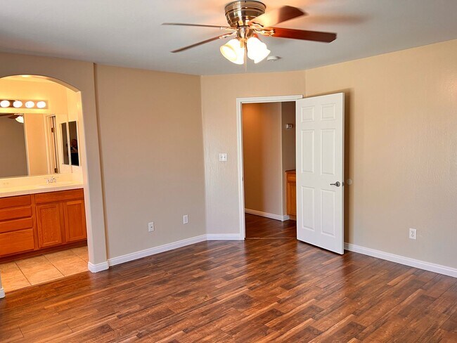 Building Photo - Northwest Bakersfield
