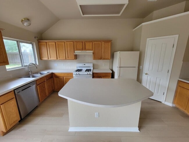 Building Photo - 1013 Howeth Dr