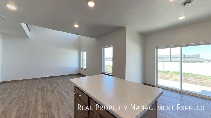 Building Photo - Modern 3 Bed 2.5 Bath Townhome Located in ...