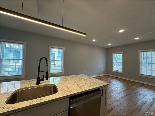 Building Photo - 128 Caroline Ave