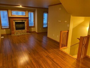 Building Photo - Appealing 3 bed / 1.5 bath townhouse in Greenwood/N Seattle