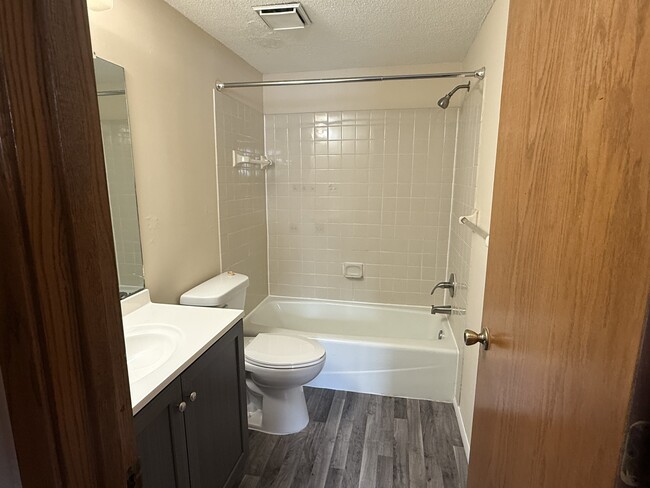 Building Photo - 2528 Birchview Ln