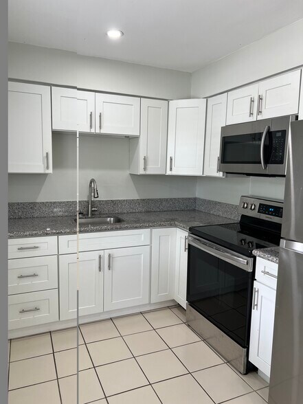 Building Photo - 325 SW 14th Ct