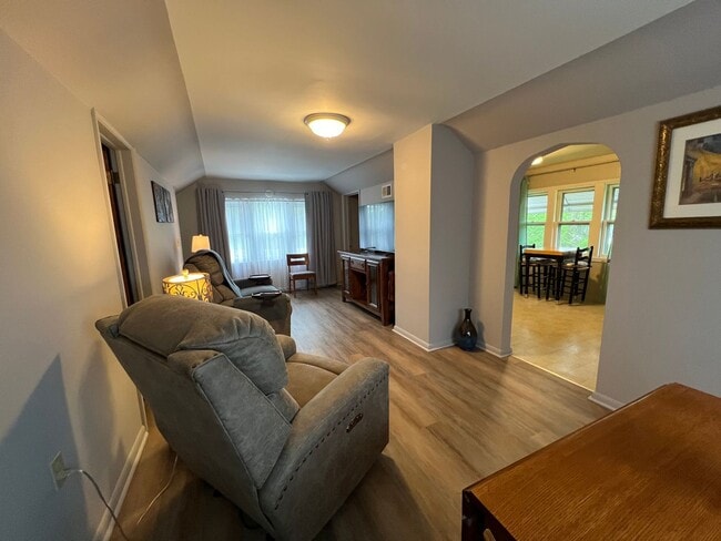 Building Photo - Fully Furnished 1 Bedroom, 1 Bathroom Dupl...