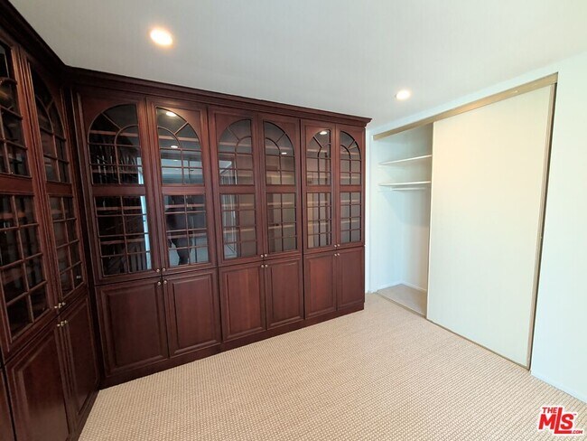 Building Photo - 415 Montana Ave