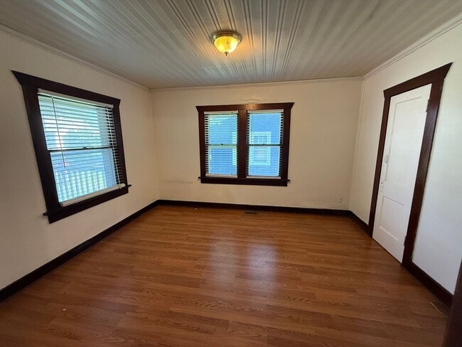 Building Photo - $895 - 2 bedroom / 1 bathroom - Single Fam...