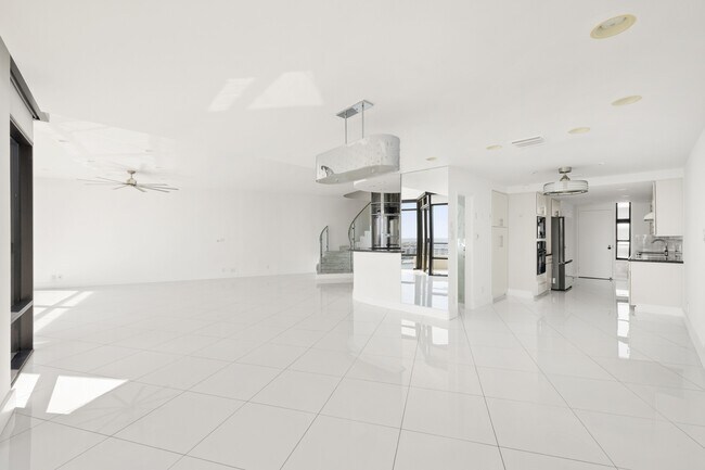 Building Photo - 4267 Marina City Dr