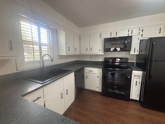 Building Photo - Your perfect 4-bed / 2-beth home in Elizabethton awaits! $2400