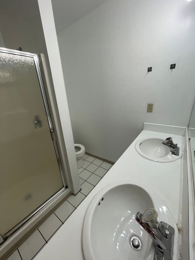 Building Photo - 194 E 14th Ave