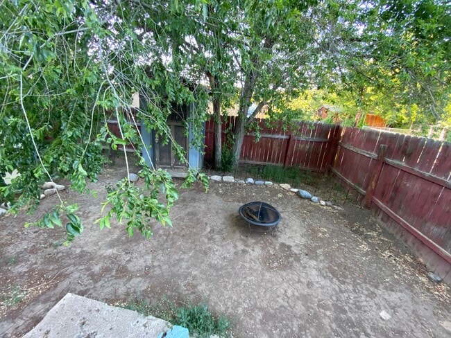 Building Photo - Three Bedroom, One Bathroom House with Fenced Yard