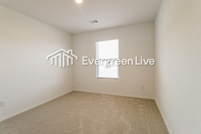 Building Photo - 44 10 Point Ln