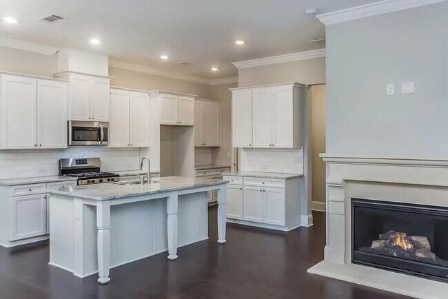 Building Photo - 611 N Main St