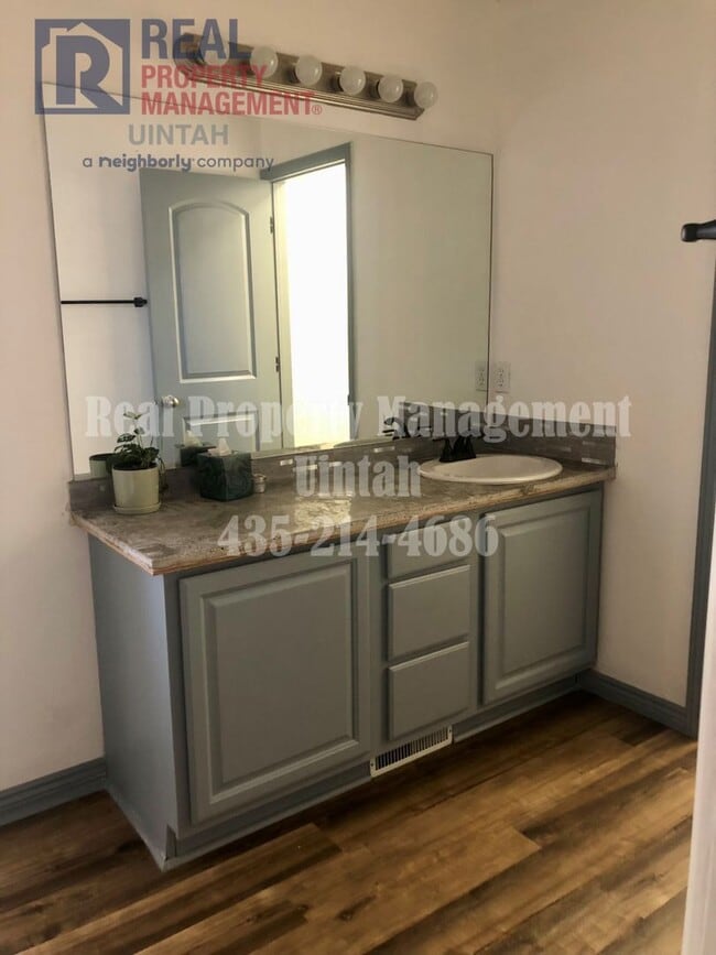 Building Photo - 3 Bed 2.5 Bath Townhome in Split Mountain.