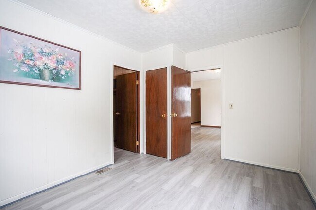 Building Photo - 13 Weston St