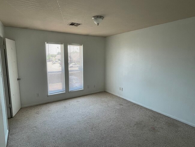 Building Photo - 1901 E Lindsey St