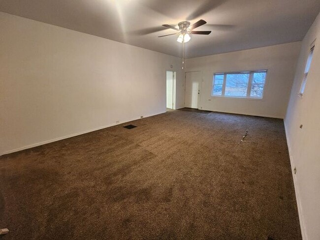 Building Photo - 2 Bedroom Home in Clinton