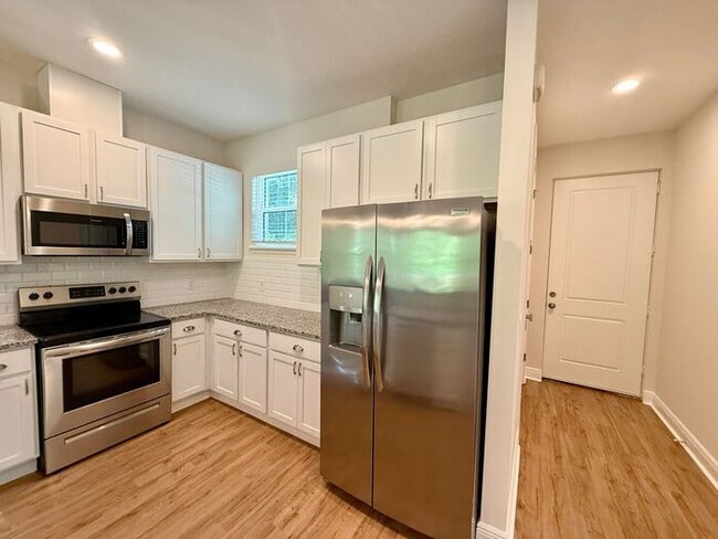 Building Photo - Gorgeous, Modern 2/2 Duplex in Orange City!