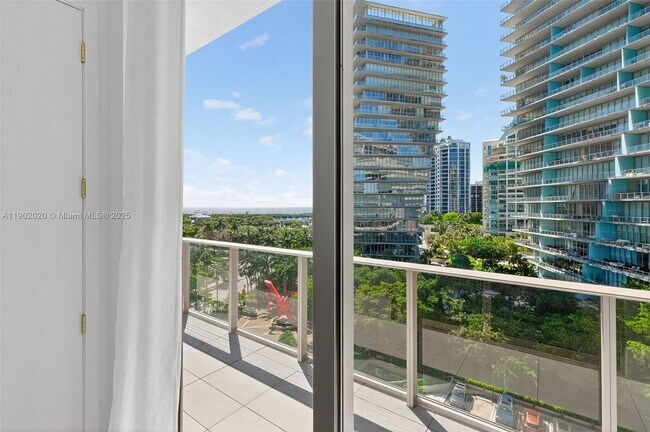 Building Photo - 2655 S Bayshore Dr