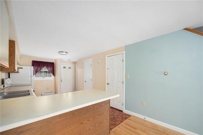 Building Photo - 33 Sakonnet E