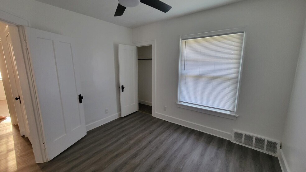 Building Photo - 1276 W 89th St