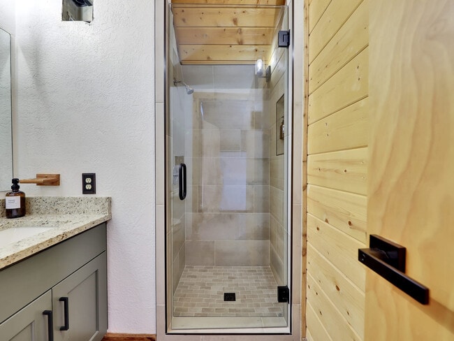 Building Photo - 656 Aspen Dr