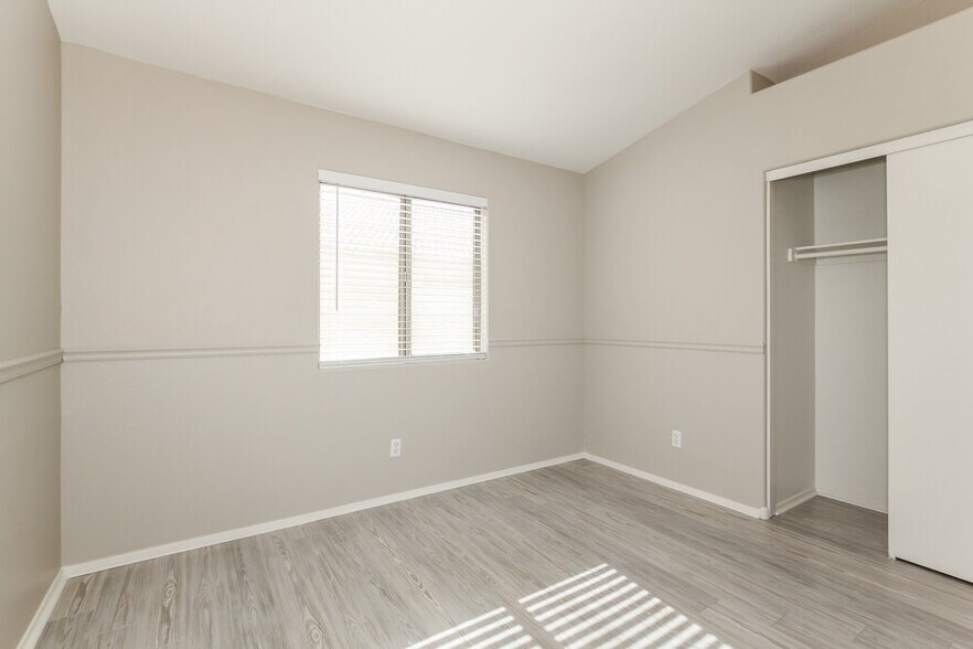 Building Photo - 2036 E Danbury Rd