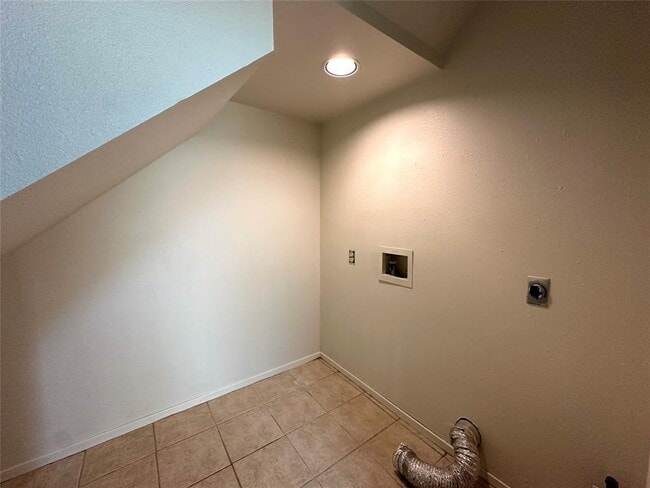 Building Photo - 2203 Creekside Ln