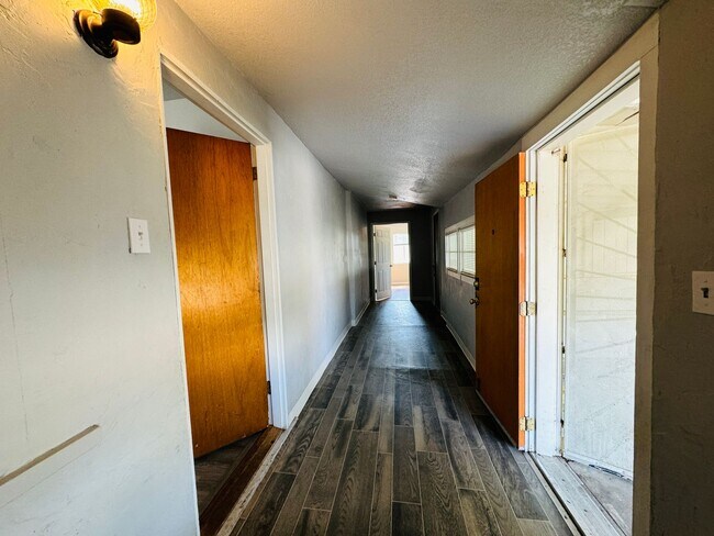 Building Photo - Coming Soon! Cute Two Bed, Two Bath Countr...