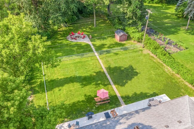 Building Photo - 8254 Mary Ann Ave