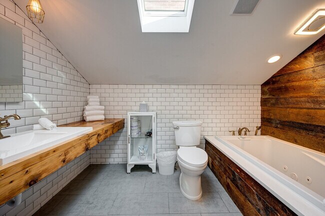 Building Photo - 1519 W Superior St