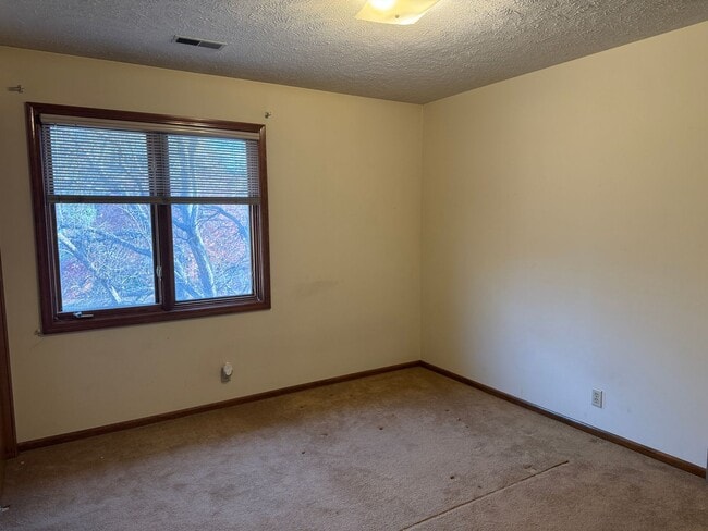 Building Photo - Spacious Harvey Oaks 4-bedroom home with classic charm and modern updates