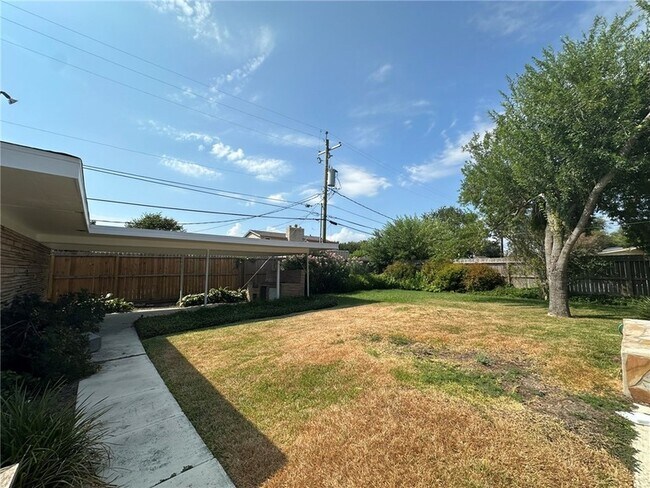 Building Photo - 301 Bermuda Pl