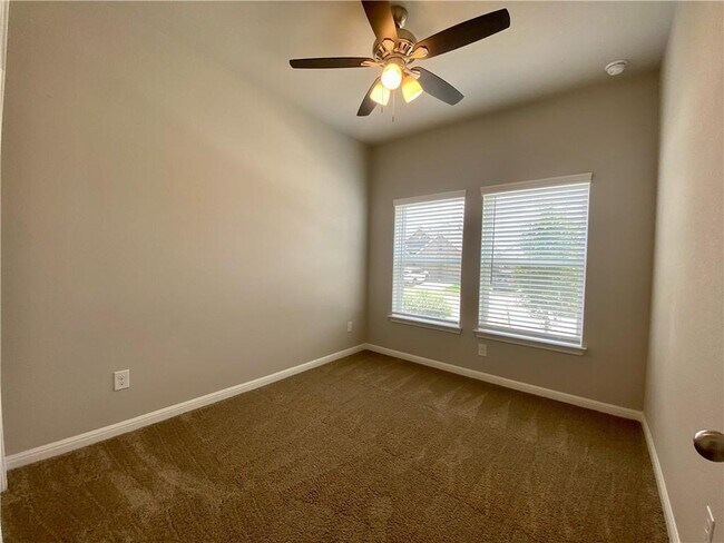 Building Photo - 332 Lacey Oak Lp