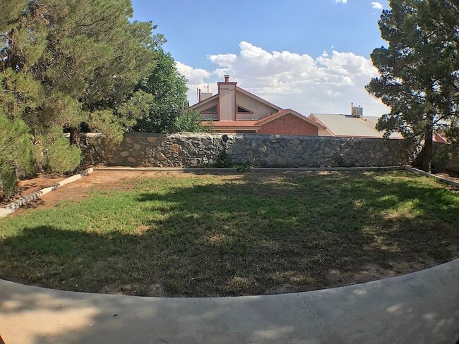 Building Photo - East El Paso 3 bed Refrig A/C