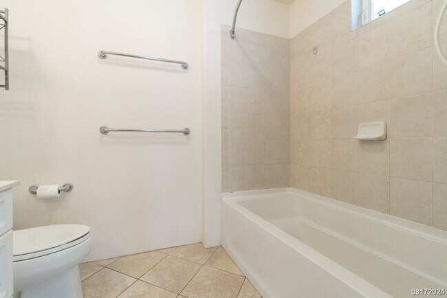 Building Photo - LARGE and SPACIOUS 3bd/3ba/2pkg (SEA COUNTRY) $3900