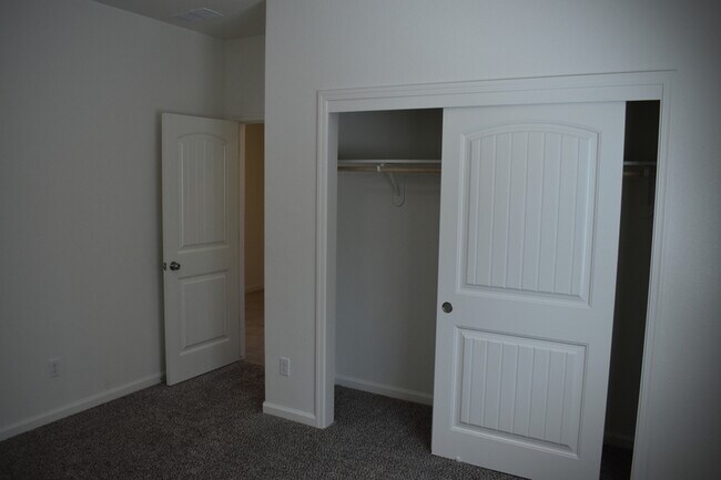 Building Photo - 4457 Jennifer Wy