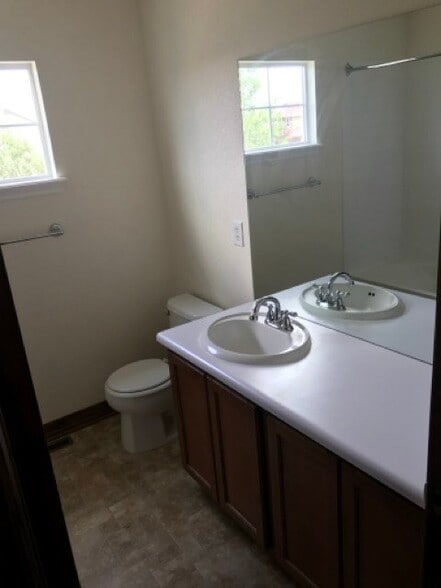 Building Photo - 1011 Eichhorn Dr