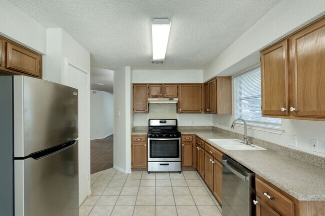 Building Photo - 1304 Garden Path Dr