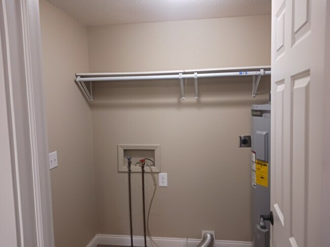 Building Photo - 430 Sara St