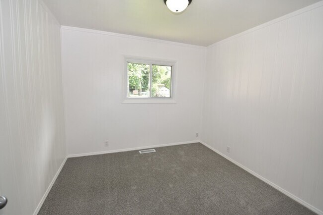 Building Photo - 3 bedroom 1 bath home in Edison Park
