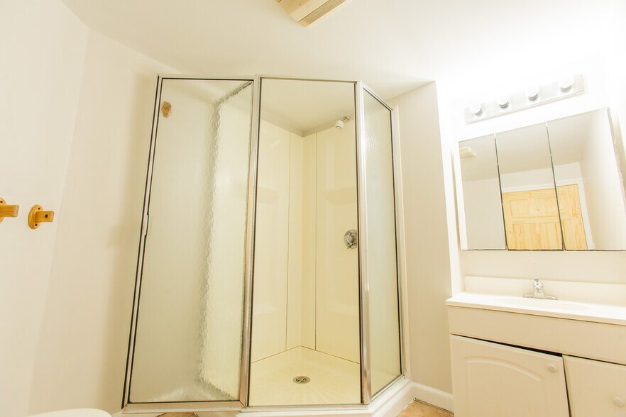 Building Photo - 25 Ashford St